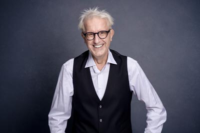 Brüske lachend Querformat Pressefoto Brüske lachend Quer